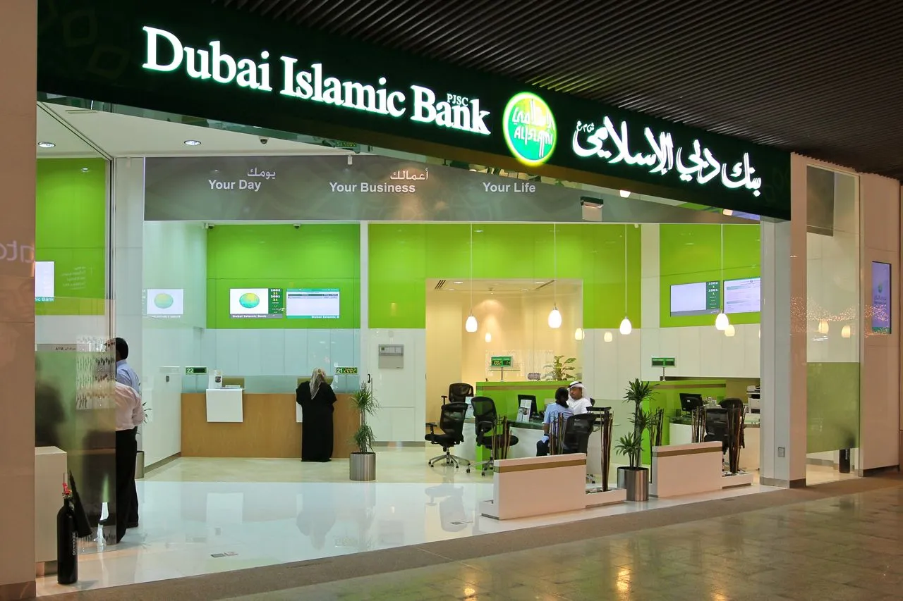 Agence Dubai Islamic Bank dans un centre commercial, intérieur vert et blanc avec conseillers bancaires au comptoir